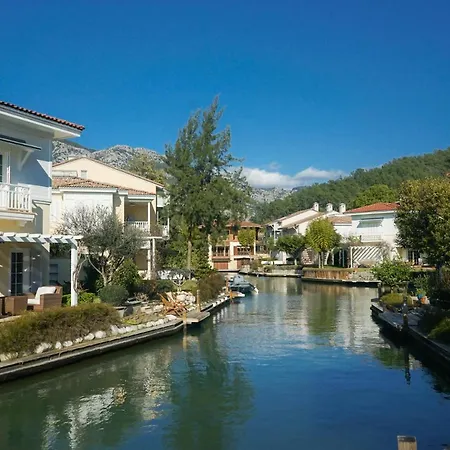 Romantic Canal Villa. Private Dock & Beach Access Göcek
