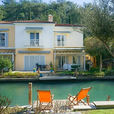Willa Romantic Canal Villa. Private Dock & Beach Access *