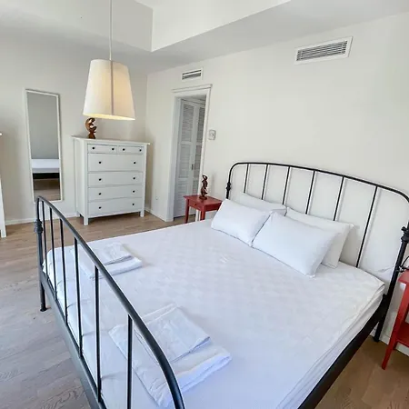 Romantic Canal Villa. Private Dock & Beach Access *