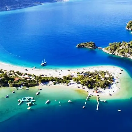 Romantic Canal Villa. Private Dock & Beach Access *
