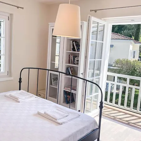 Romantic Canal Villa. Private Dock & Beach Access