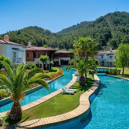 Romantic Canal Villa. Private Dock & Beach Access *
